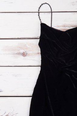 Resim kırpılmış küçük siyah elbise.
