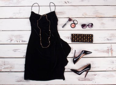 Akşam parti için güzel giysi.