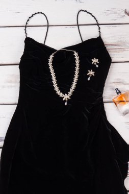 Siyah elbise ile gümüş süsleme.