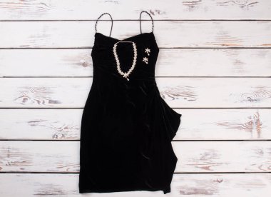 Klasik Bayan giyim, ahşap arka plan.