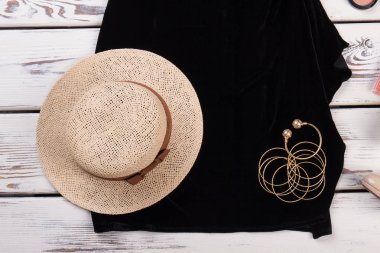 Dokuma bej şapka siyah elbise.