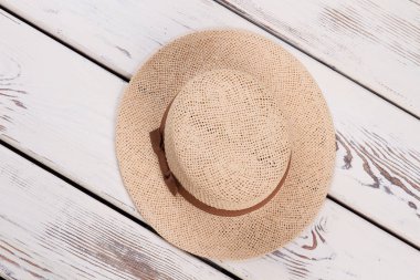 Hasır şapkalar, plaj geri kalanı için.