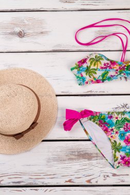 Hasır şapka, çok renkli mayo.