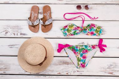 Sandalet, hasır şapka, Mayo, güneş gözlüğü.
