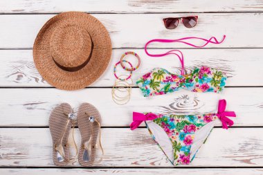Parlak bikini set baskılı.