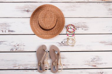 Sandalet, şapka, Bileklikler, üstten görünüm.