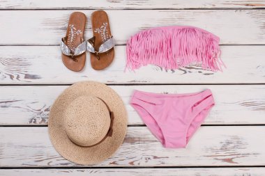 Pembe bikini ayarla, şapka, sandalet.
