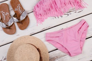 Şık plaj seti, ahşap arka plan.