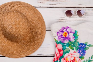 Şapka, Mayo, güneş gözlüğü yakın çekim.