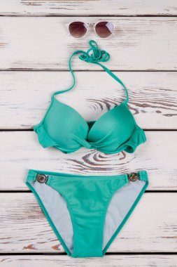 En iyi bikini ahşap arka plan ayarla.