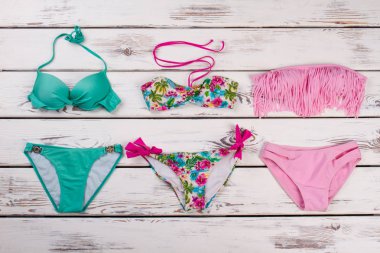 Üç çeşit renkli mayolar.