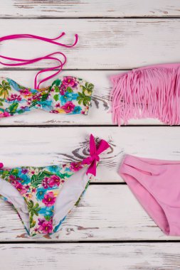 Çiçek ve pembe bikini set.