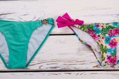 Külot yüzmek kostüm üzerinden.