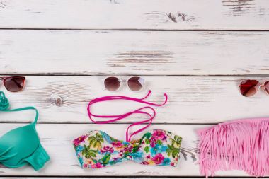 En iyi bikini ahşap arka plan ayarla.