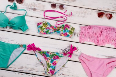 Banyo için renkli aksesuarlar.