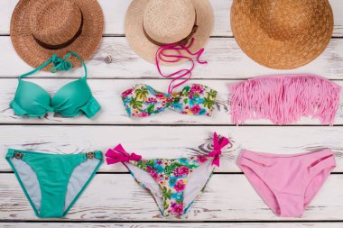 Bikini set ve hasır şapkalar.