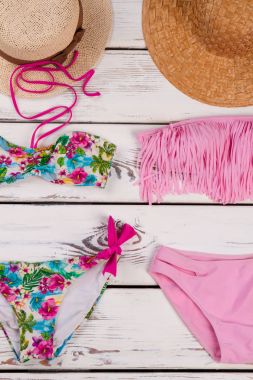 Satılık şık plaj aksesuarları.