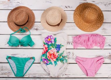 Şık bikini set ve şapkalar.