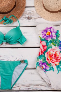 Şık banyo kostüm ve şapka.