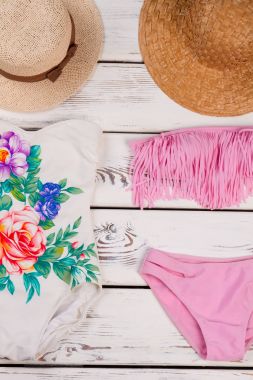 Ahşap arka plan üzerinde renkli mayolar.