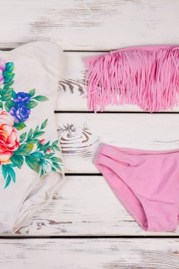 Farklı bikini ahşap arka plan ayarla.