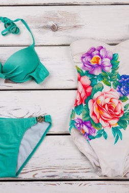 İki parlak mayo koleksiyonu.