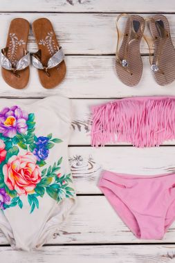 Şık kahverengi flip flop ve mayo.