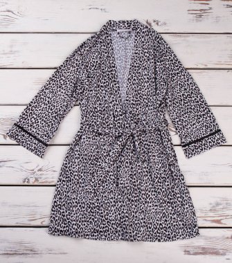 Terry leopar elbise ahşap arka plan.