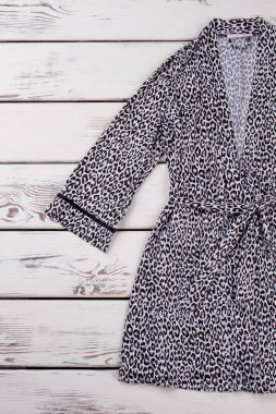 Ahşap arka plan üzerinde pamuk bornoz.