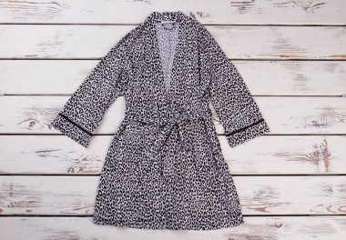 Ahşap arka plan güzel bornoz.