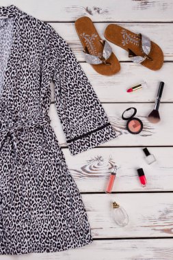 Bornoz, flip flop, kozmetik.