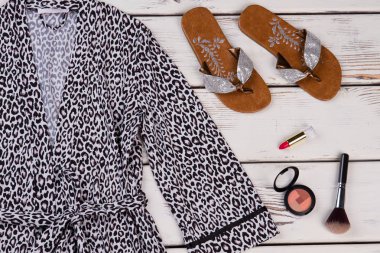 Ev bornoz, flip flop, kozmetik.