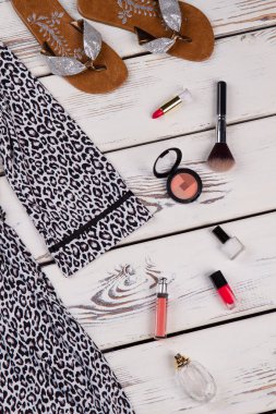 Kadın bornoz ve kozmetik.
