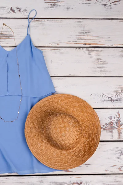 Kadınların bluz, hasır şapka, kolye.