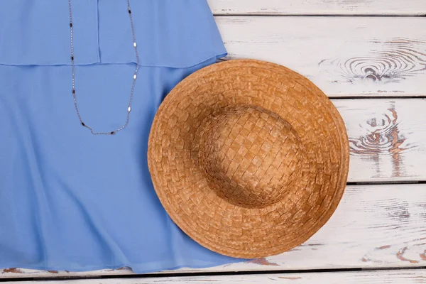 Açık mavi elbise, hasır şapka yakın çekim.