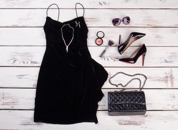 Zwarte jurk en stijlvolle accessoires. — Stockfoto