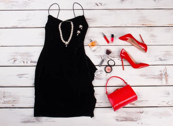 Robe noire et accessoires de mode . — Photo