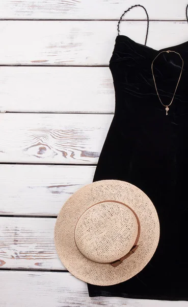 Černé šaty a béžový klobouk. — Stock fotografie