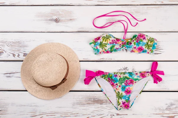 Kadın mayo ve hasır şapka.