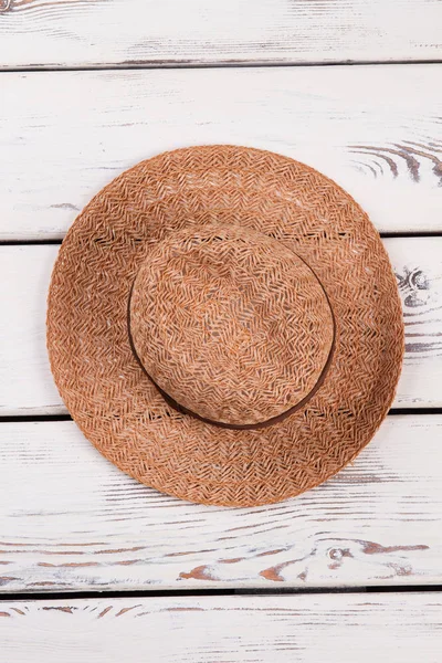 Kahverengi şerit ile saman panama.