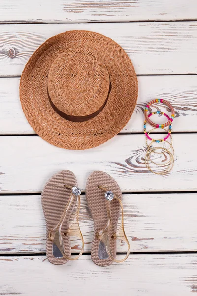 Slaměný klobouk, sandály, náramky. — Stock fotografie