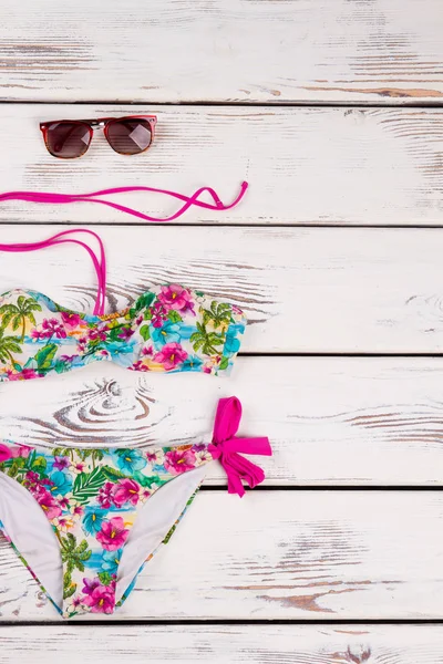 Çok renkli bikini set baskılı.