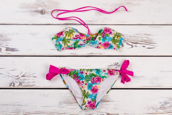Çok renkli bikini set baskılı.