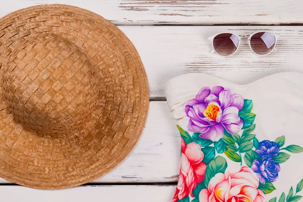 Şapka, Mayo, güneş gözlüğü yakın çekim.