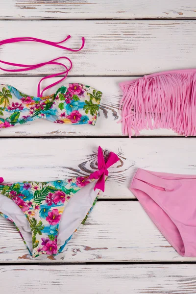Çiçek ve pembe bikini set.