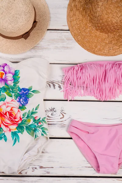 Ahşap arka plan üzerinde renkli mayolar.