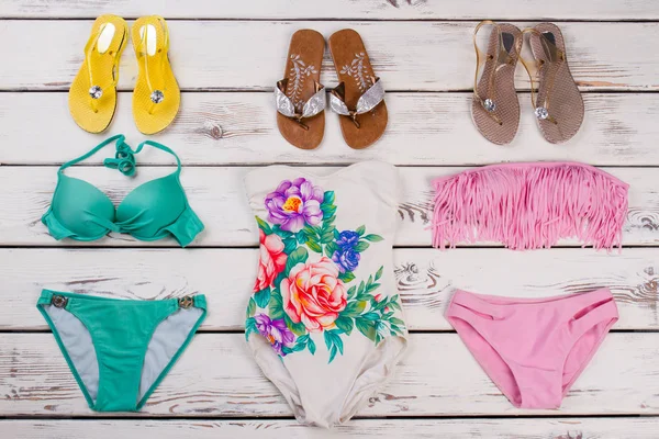 Flip flop ve bikini set.