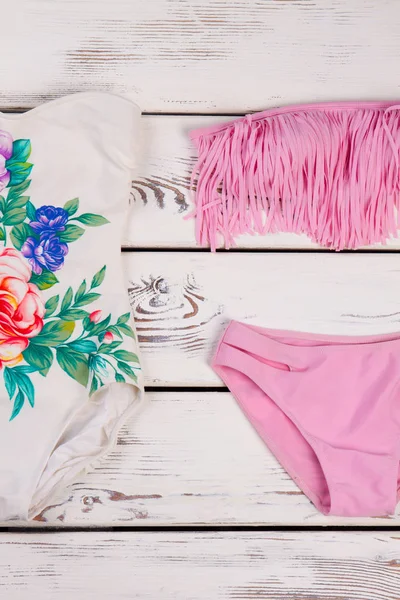 Farklı bikini ahşap arka plan ayarla.