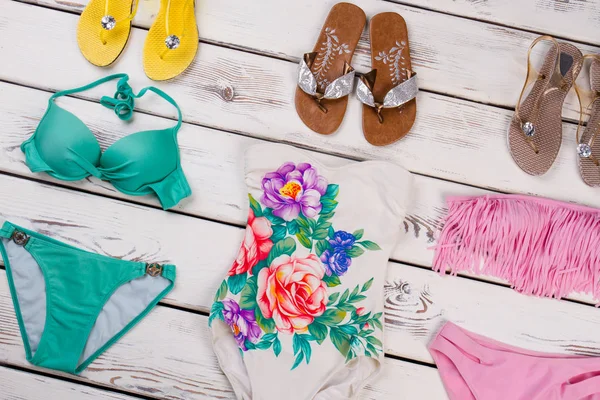 Arka plan şık mayo ve terlik.