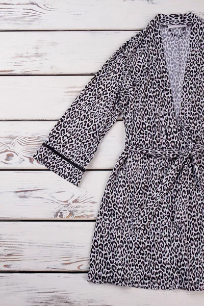 Ahşap arka plan üzerinde pamuk bornoz.